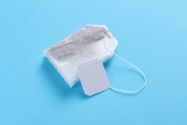 İpli beyaz etiketli çay poşeti, mavi arka plan. Tasarım ve markalaşma için model