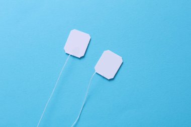 Mavi arkaplanda beyaz boş çay poşeti etiketleri