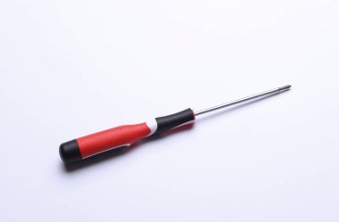 beyaz arkaplanda bir tornavida yakın plan