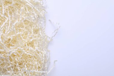 Beyaz arkaplandaki paketleri doldurmak için kağıt doldurucu