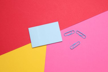 Renkli bir arkaplanda ataç bulunan not etiketleri