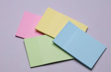 Gri arkaplanda renkli not etiketleri