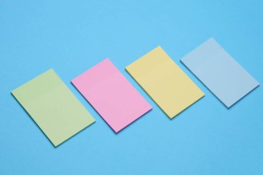 Mavi arkaplanda renkli not etiketleri