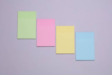 Gri arkaplanda renkli not etiketleri