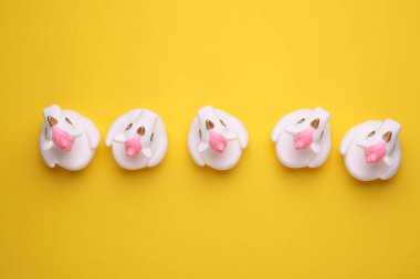 Sarı arka planda lastik banyo tek boynuzlu atları. Üst Manzara. Yaratıcı yerleşim