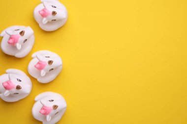 Sarı arka planda lastik banyo tek boynuzlu atları. Üst Manzara. Yaratıcı yerleşim