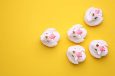 Sarı arka planda lastik banyo tek boynuzlu atları. Üst Manzara. Yaratıcı yerleşim