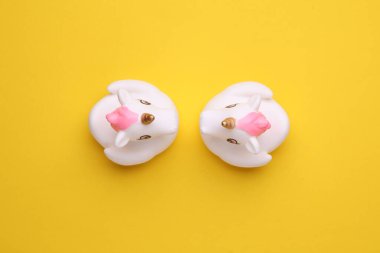 Sarı arka planda lastik banyo tek boynuzlu atları. Üst Manzara. Yaratıcı yerleşim