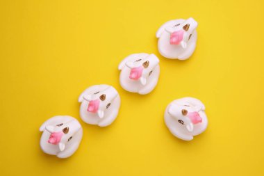 Sarı arka planda lastik banyo tek boynuzlu atları. Üst Manzara. Yaratıcı yerleşim