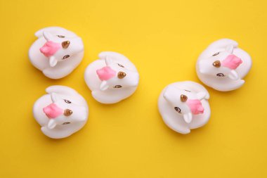 Sarı arka planda lastik banyo tek boynuzlu atları. Üst Manzara. Yaratıcı yerleşim