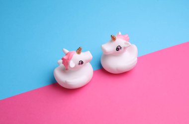 Sarı arka planda lastik banyo tek boynuzlu atları. Yaratıcı yerleşim