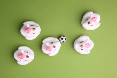 Yeşil arka planda futbol topu olan lastik küvetli tek boynuzlu atlar. Üst Manzara. Spor konsepti