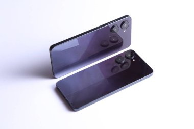 Çift kameralı iki modern akıllı telefon, arka kapaktan görüntü. Beyaz arkaplan