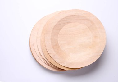 Beyaz zemin üzerinde eko ahşap plakalar yığını