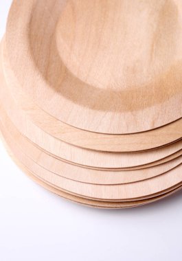 Beyaz zemin üzerinde eko ahşap plakalar yığını