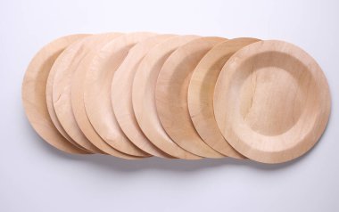 Beyaz üzerine izole edilmiş eko ahşap tabakalar yığını