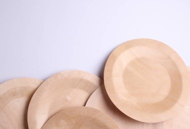 Gri arka planda eko ahşap plakalar. Boşluğu kopyala