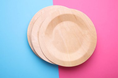 Pembe mavi arka planda eko ahşap tabakalar yığını