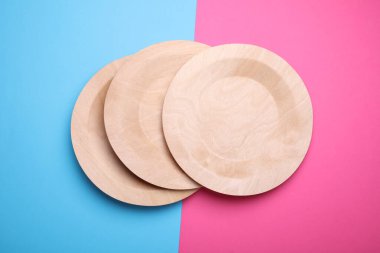 Pembe arkaplanda eko ahşap plakalar