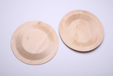 Beyaz arkaplanda eko ahşap plakalar