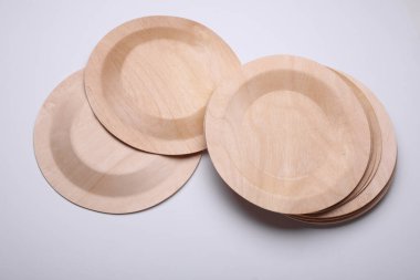 Beyaz arkaplanda eko ahşap plakalar