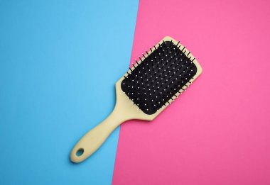 Saç fırçası, pembe mavi arkaplanda plastik tarak