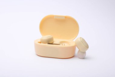 Kablosuz kulaklıklar ve beyaz arka planda şarj davası