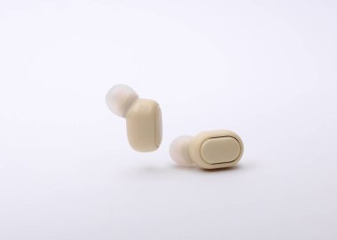 Beyaz arkaplanda kablosuz süpürge kulaklıkları