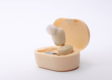 Kablosuz kulaklıklar ve beyaz arka planda şarj davası