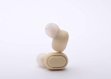 Beyaz arkaplanda kablosuz süpürge kulaklıkları