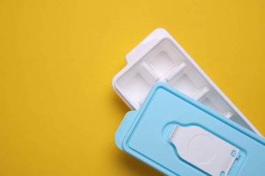 Sarı Arkaplanda Plastik Buz Küpü Yapıcı Tepsisi