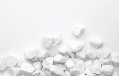 Beyaz Arkaplanda Birçok Beyaz Çakıl Taşı