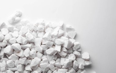 Beyaz Arkaplanda Birçok Beyaz Çakıl Taşı