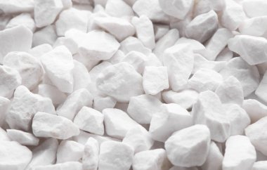 Bir sürü Beyaz Çakıl Taşı Yaklaş