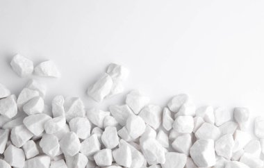 Beyaz Arkaplanda Birçok Beyaz Çakıl Taşı