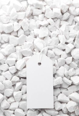 Beyaz çakıl taşlarında beyaz fiyat etiketi