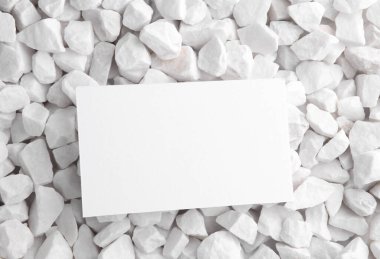 Beyaz kart çakıl taşlarına yakın. Tasarım için model