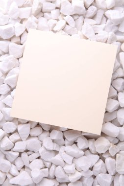 Beyaz kart çakıl taşlarına yakın. Tasarım için model