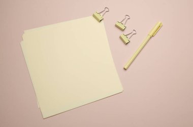 Kağıt kağıtlar ve bej arka planda kırtasiye seti. Okula, eğitime, ofis malzemelerine. Düz yatıyordu. Üst Manzara. Yaratıcı yerleşim