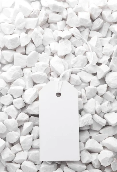 Beyaz çakıl taşlarında beyaz fiyat etiketi