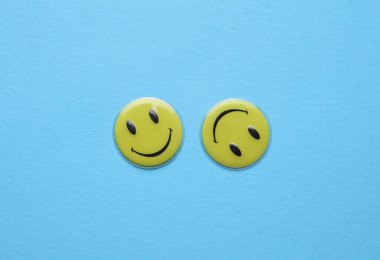 ODESSA, UKRAINE - 25 Ağustos 2023: Mavi arka planda gülümseyen sarı simgeler