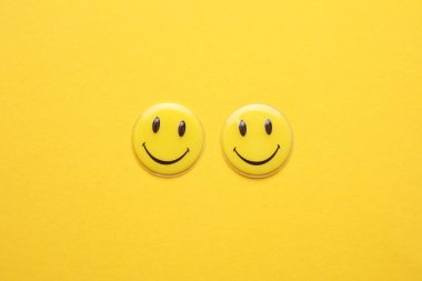 ODESSA, UKRAINE - 25 Ağustos 2023: Sarı arka planda gülümseyen sarı simgeler