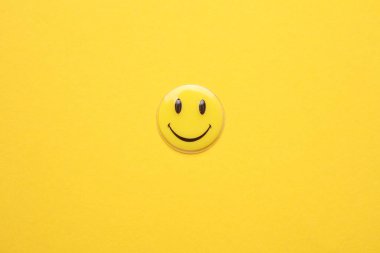 ODESSA, UKRAINE - 25 Ağustos 2023: Sarı arkaplanda yuvarlak ifade etiketi