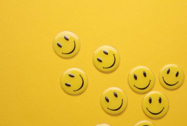 ODESSA, UKRAINE - 25 Ağustos 2023: Sarı arka planda gülümseyen sarı simgeler