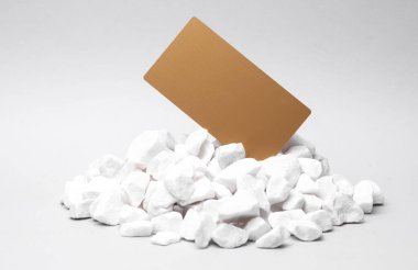 Altın kartvizit bir yığın çakıl taşı üzerinde