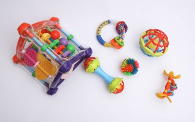 Hareket becerileri geliştirmek için çocuk oyun merkezi ve beyaz arka planda tıkırtılar. Yeni doğan bir bebek için oyuncak