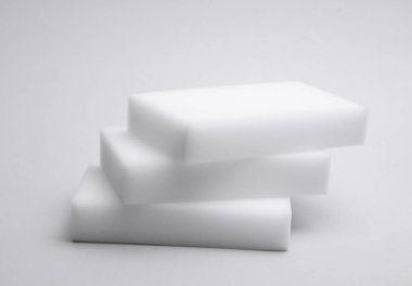 Gri arka planda beyaz süngerler