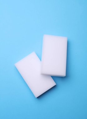 Mavi arka planda beyaz süngerler