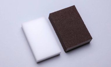 Mutfak süngerleri gri arka planda