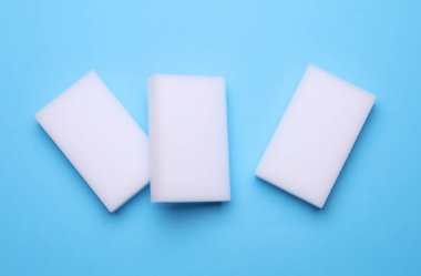 Mavi arka planda beyaz süngerler